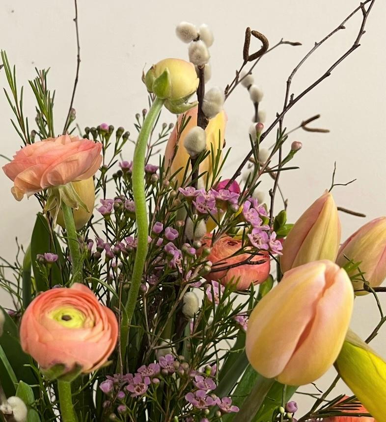 Natürliches Glasarrangement mit Birke & Blüten