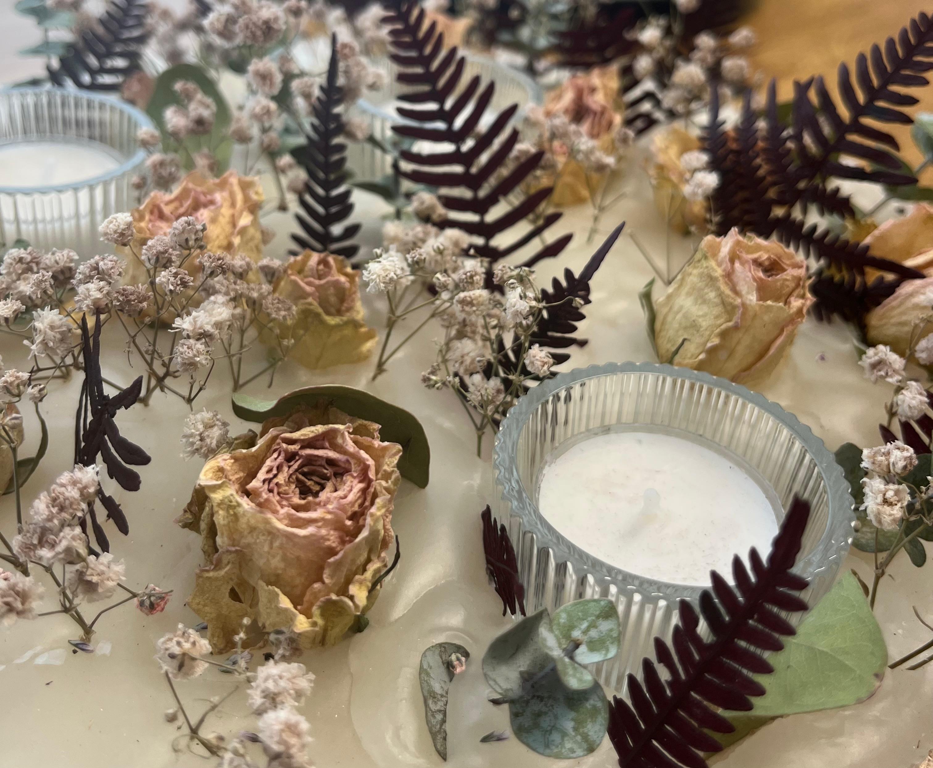 Wachsgefäss mit Blumendetails