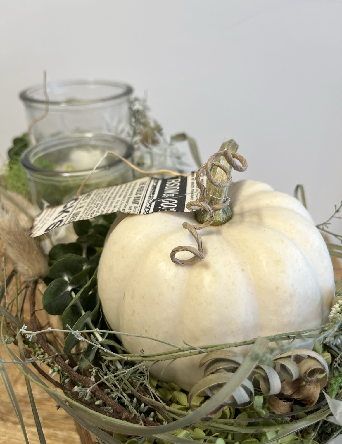 Holzbrett mit Kürbis