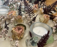 Wachsgefäss mit Blumendetails