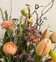 Natürliches Glasarrangement mit Birke & Blüten