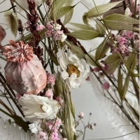 Trockenblumen auf Holzbrett